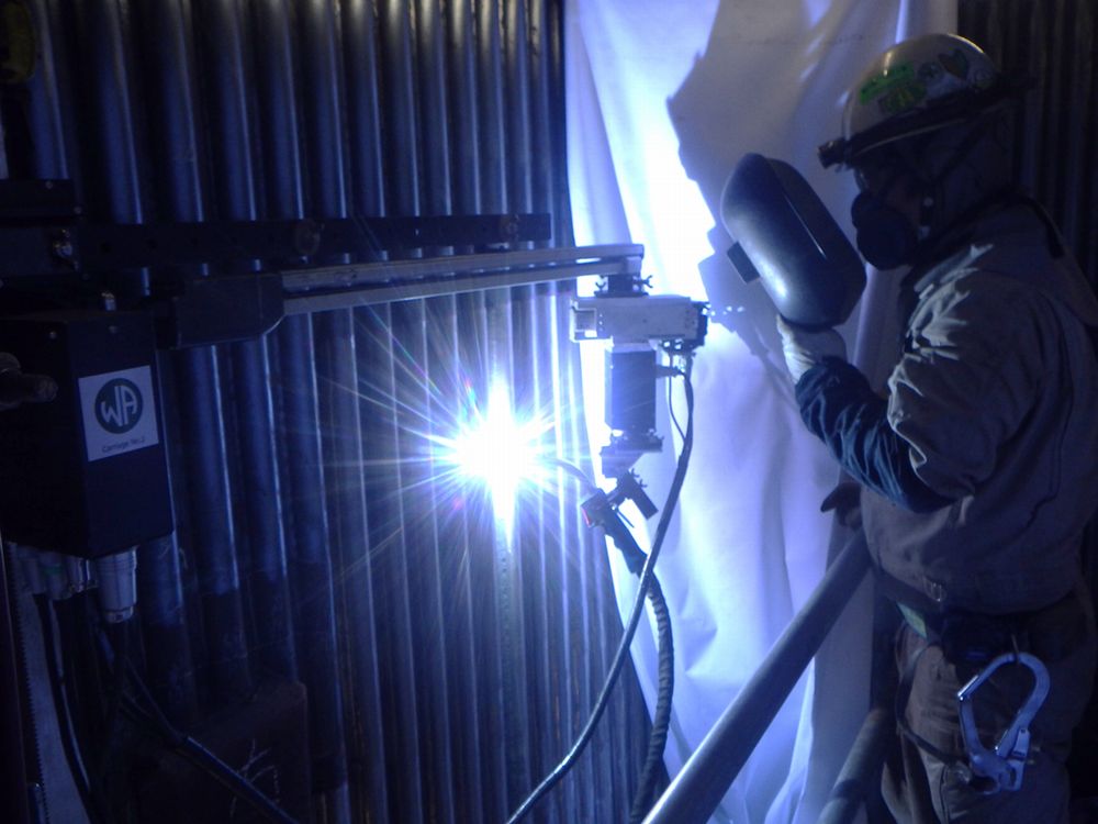 火炉壁の自動肉盛溶接