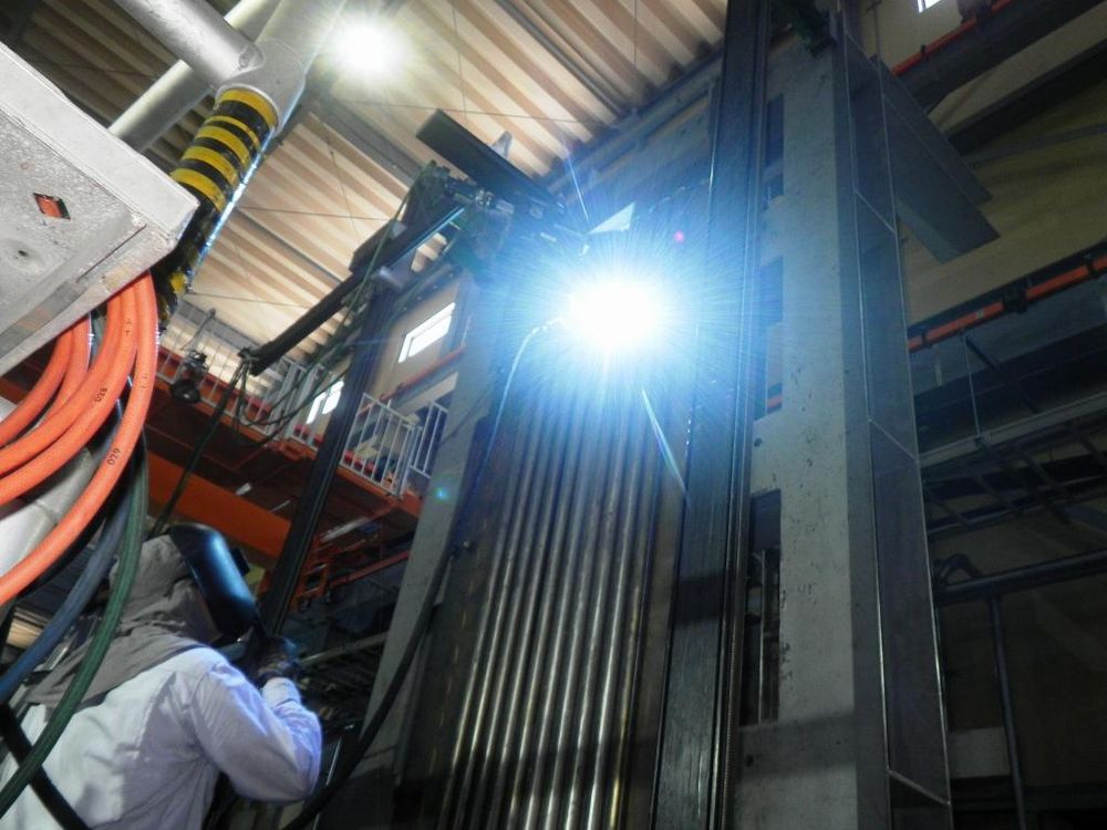 新作パネルの自動肉盛溶接