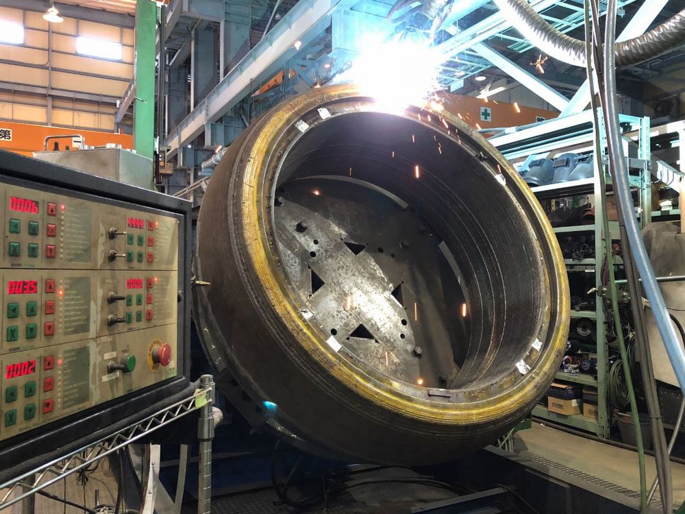 微粉炭機ローラの当社工場施工状況