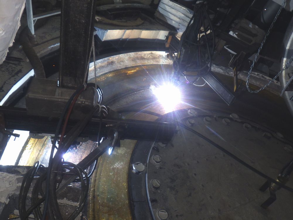 現地ミル室内でのローラとテーブルの同時施工