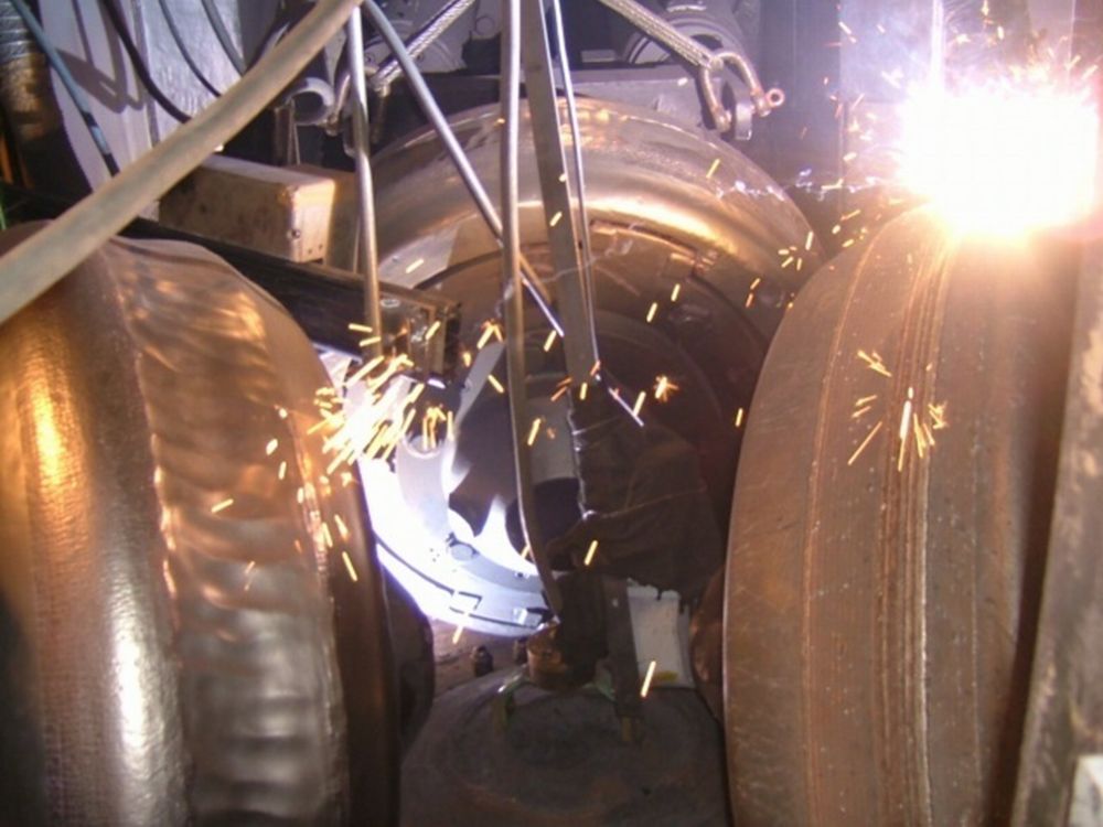 現地ミル室内でのローラとテーブルの同時施工