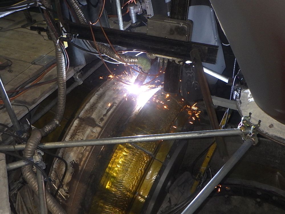 セメント原料粉砕ミルローラの現地施工状況