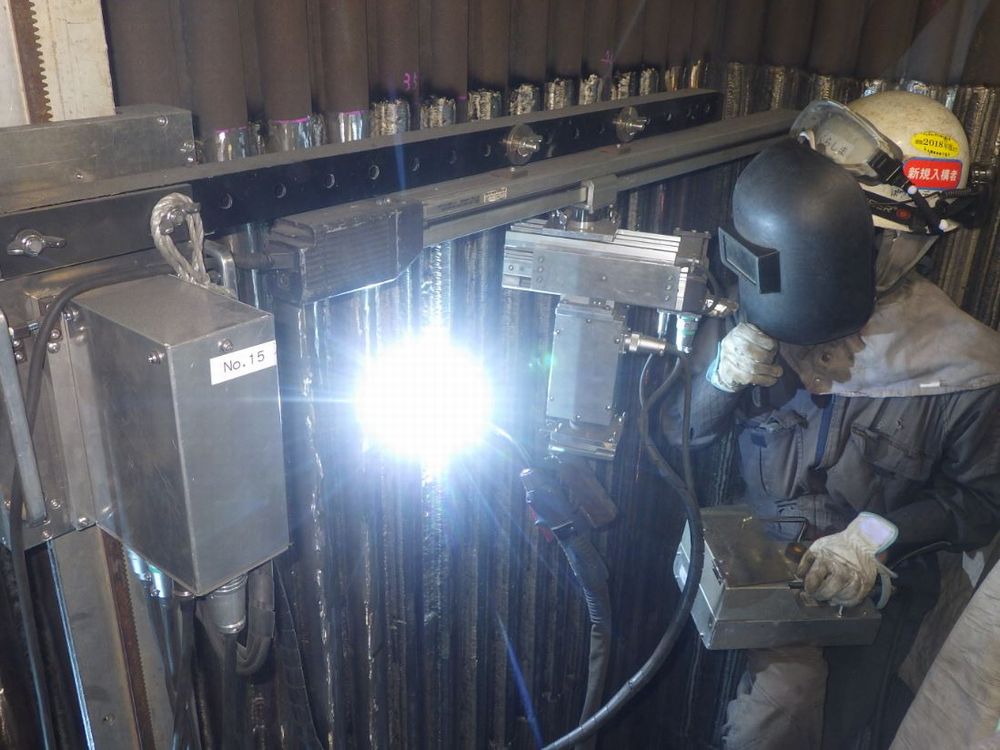 ボイラ火炉壁の現地施工状況