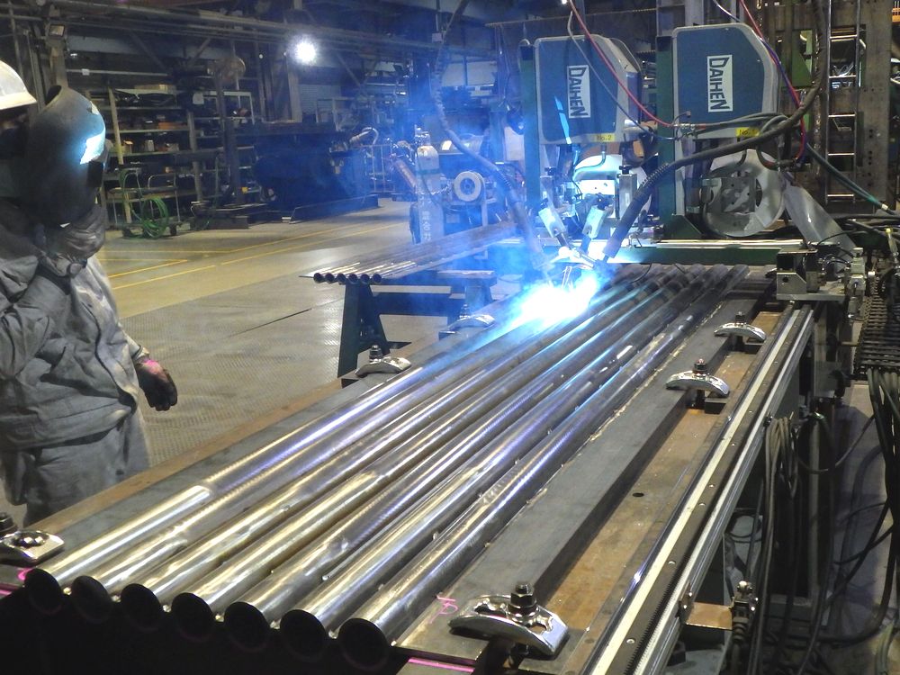 新作パネルの自動隅肉溶接